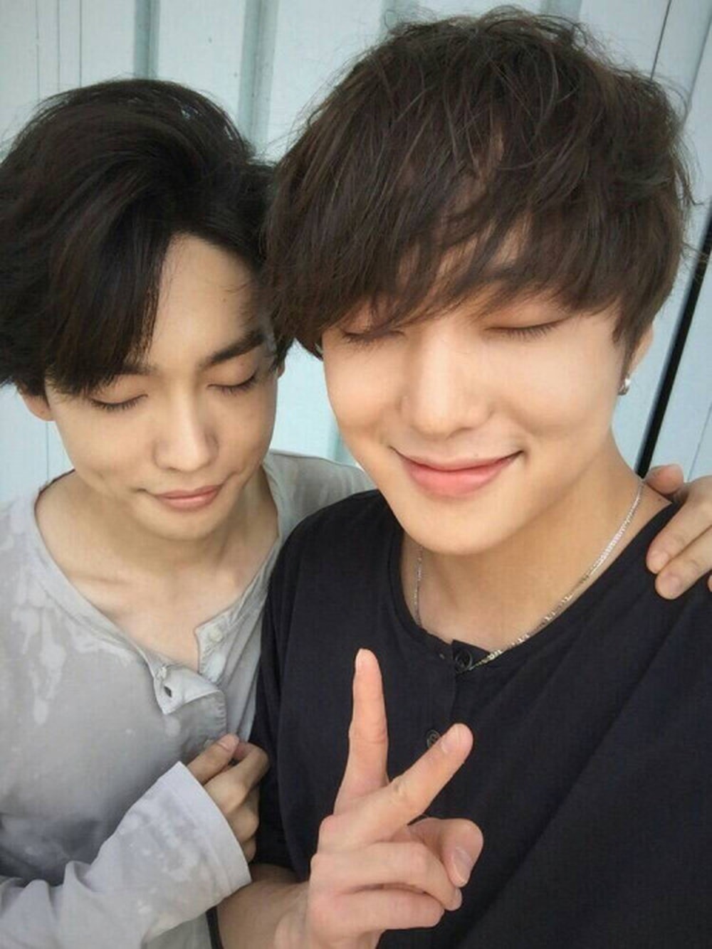 Không phải các mỹ nhân Kpop, đây là loạt idol nam gây sốt vì thừa sức đi theo trào lưu thả cá vào xương quai xanh - Ảnh 10. Không phải các mỹ nhân Kpop, đây là loạt idol nam gây sốt vì thừa sức đi theo trào lưu thả cá vào xương quai xanh - Ảnh 10.