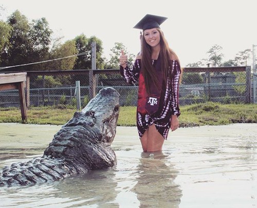 Nữ sinh Mỹ chụp ảnh tốt nghiệp cùng bạn thân là con cá sấu dài 4 mét - Ảnh 1.