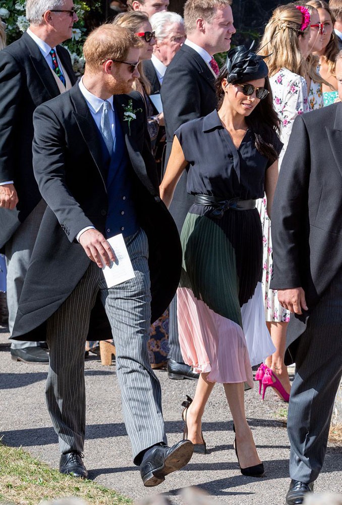 Mắc lỗi lộ nội y vô duyên, váy của Meghan Markle vẫn khiến dân tình tranh nhau mua và bán hết veo sau vài giờ - Ảnh 1. Mắc lỗi lộ nội y vô duyên, váy của Meghan Markle vẫn khiến dân tình tranh nhau mua và bán hết veo sau vài giờ - Ảnh 1.