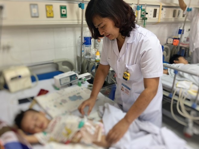 B&eacute; 2 tuổi bị giun s&aacute;n cắn thủng ruột 50 lỗ bởi một l&yacute; do kh&ocirc;ng ngờ... - Ảnh 2.