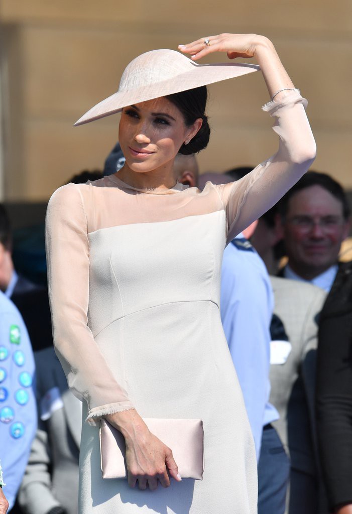 Mắc lỗi lộ nội y vô duyên, váy của Meghan Markle vẫn khiến dân tình tranh nhau mua và bán hết veo sau vài giờ - Ảnh 6. Mắc lỗi lộ nội y vô duyên, váy của Meghan Markle vẫn khiến dân tình tranh nhau mua và bán hết veo sau vài giờ - Ảnh 6.
