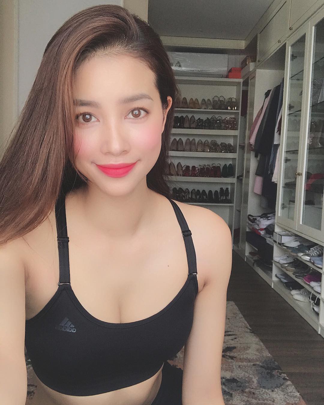 Phong cách khoe hàng hiệu của Phạm Hương: Không trải khắp phòng thì cũng chất thành núi thế này - Ảnh 6.