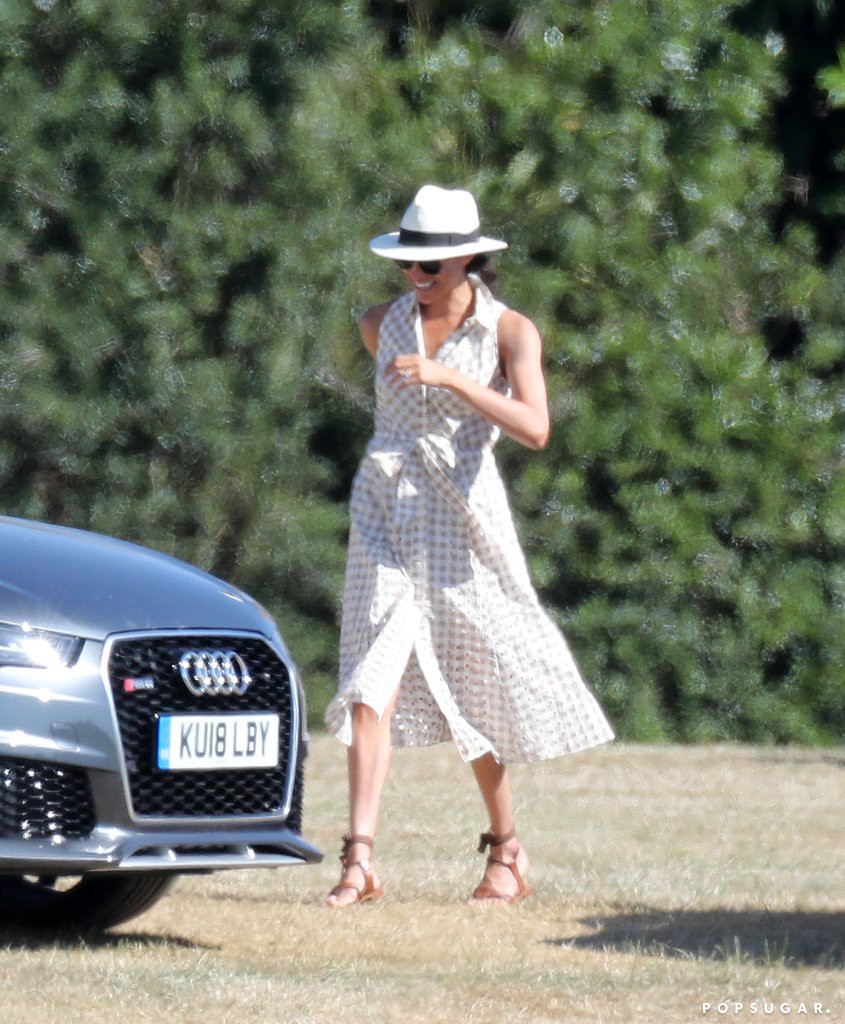 Mắc lỗi lộ nội y vô duyên, váy của Meghan Markle vẫn khiến dân tình tranh nhau mua và bán hết veo sau vài giờ - Ảnh 7. Mắc lỗi lộ nội y vô duyên, váy của Meghan Markle vẫn khiến dân tình tranh nhau mua và bán hết veo sau vài giờ - Ảnh 7.