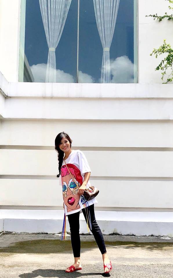 Jolie Nguyễn chơi trội mặc áo mưa giữa trời nắng, Khánh Linh The Face mặc street style mà vẫn sexy hết nấc - Ảnh 9.