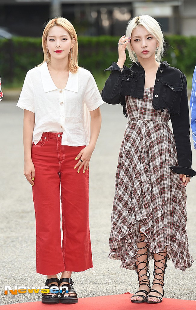 Jolie Nguyễn chơi trội mặc áo mưa giữa trời nắng, Khánh Linh The Face mặc street style mà vẫn sexy hết nấc - Ảnh 20.