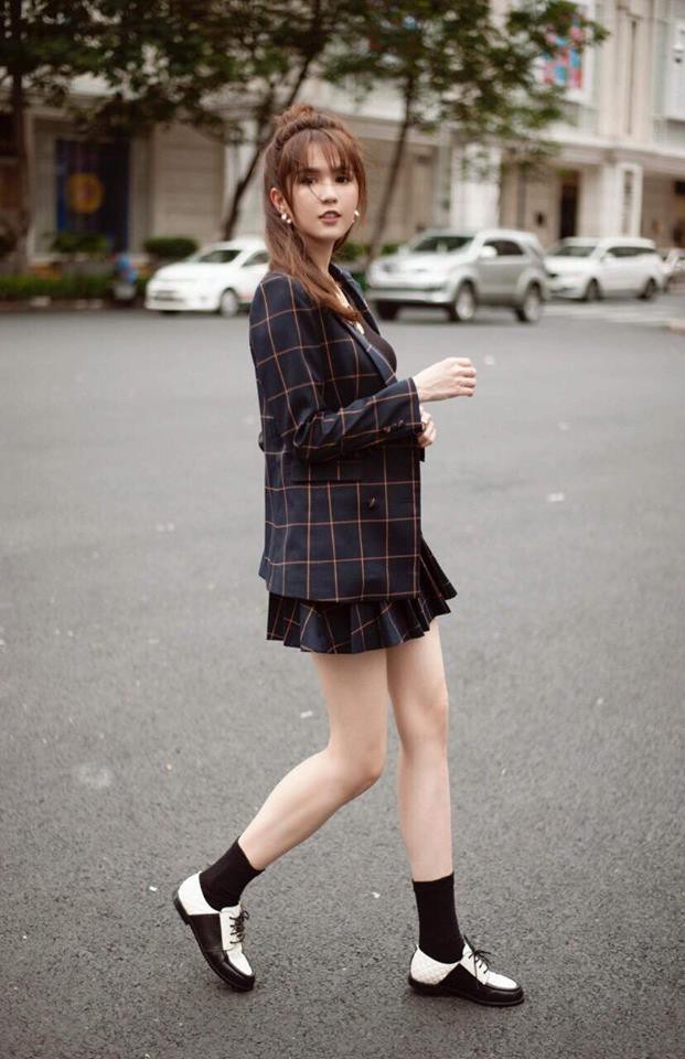Jolie Nguyễn chơi trội mặc áo mưa giữa trời nắng, Khánh Linh The Face mặc street style mà vẫn sexy hết nấc - Ảnh 14.