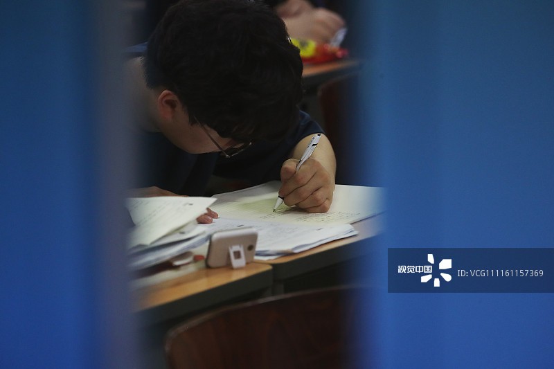 Học sinh vật vã ôn thi, đếm ngược 100 ngày đến kỳ thi đại học - đấu trường sinh tử của Hàn Quốc - Ảnh 3. Học sinh vật vã ôn thi, đếm ngược 100 ngày đến kỳ thi đại học - đấu trường sinh tử của Hàn Quốc - Ảnh 3.