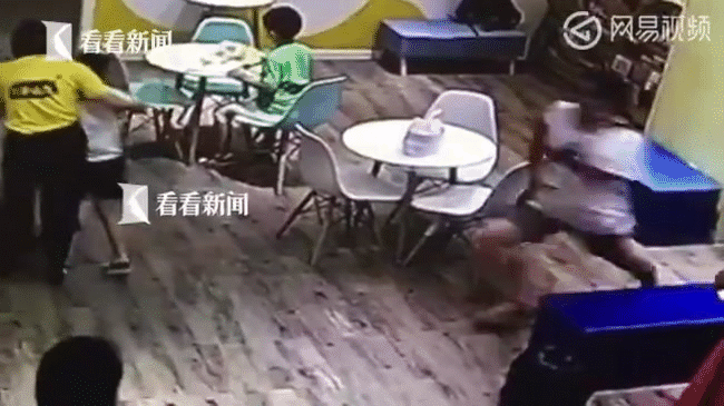 Trung Quốc: Người đàn ông hành hung một đứa trẻ chỉ vì lỡ đạp đổ đồ chơi của con gái mình - Ảnh 2.