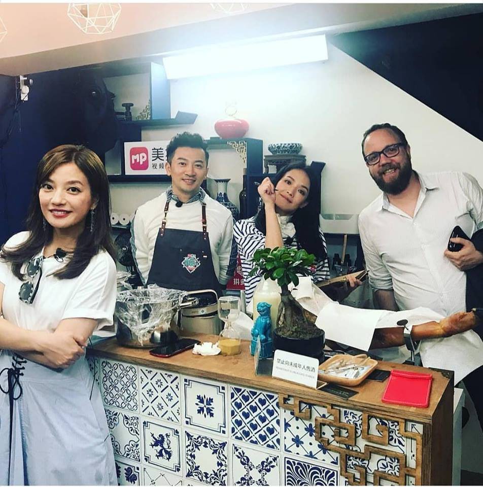 Tuổi thơ ùa về khi thấy bộ ba Hoàn Châu Cách Cách năm nào tái ngộ trong show ẩm thực - Ảnh 7. Tuổi thơ ùa về khi thấy bộ ba Hoàn Châu Cách Cách năm nào tái ngộ trong show ẩm thực - Ảnh 7.