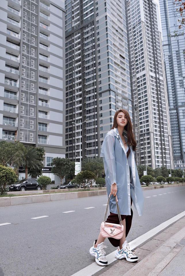 Jolie Nguyễn chơi trội mặc áo mưa giữa trời nắng, Khánh Linh The Face mặc street style mà vẫn sexy hết nấc - Ảnh 1.