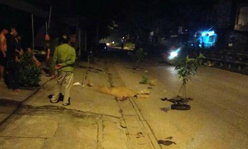H&agrave; Nội: B&agrave;ng ho&agrave;ng ph&aacute;t hiện hai nam thanh ni&ecirc;n thương vong cạnh chiếc xe m&aacute;y l&uacute;c nửa đ&ecirc;m - Ảnh 1.