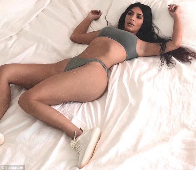 Mặc nội y tạo dáng khó hiểu, Kim Kardashian bị chế ảnh hài hước đủ kiểu trên mạng xã hội - Ảnh 1.