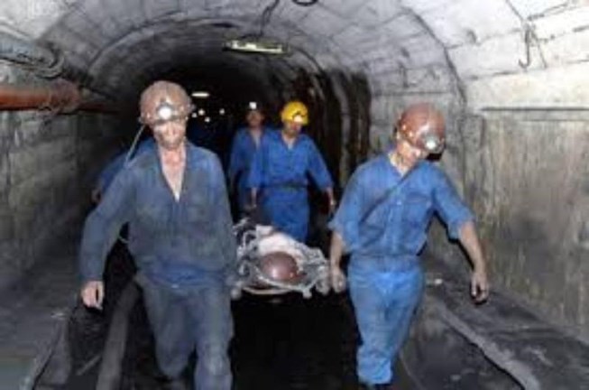 Hầm lò sập vùi lấp hai công nhân trong đêm, một người tử vong - Ảnh 1.