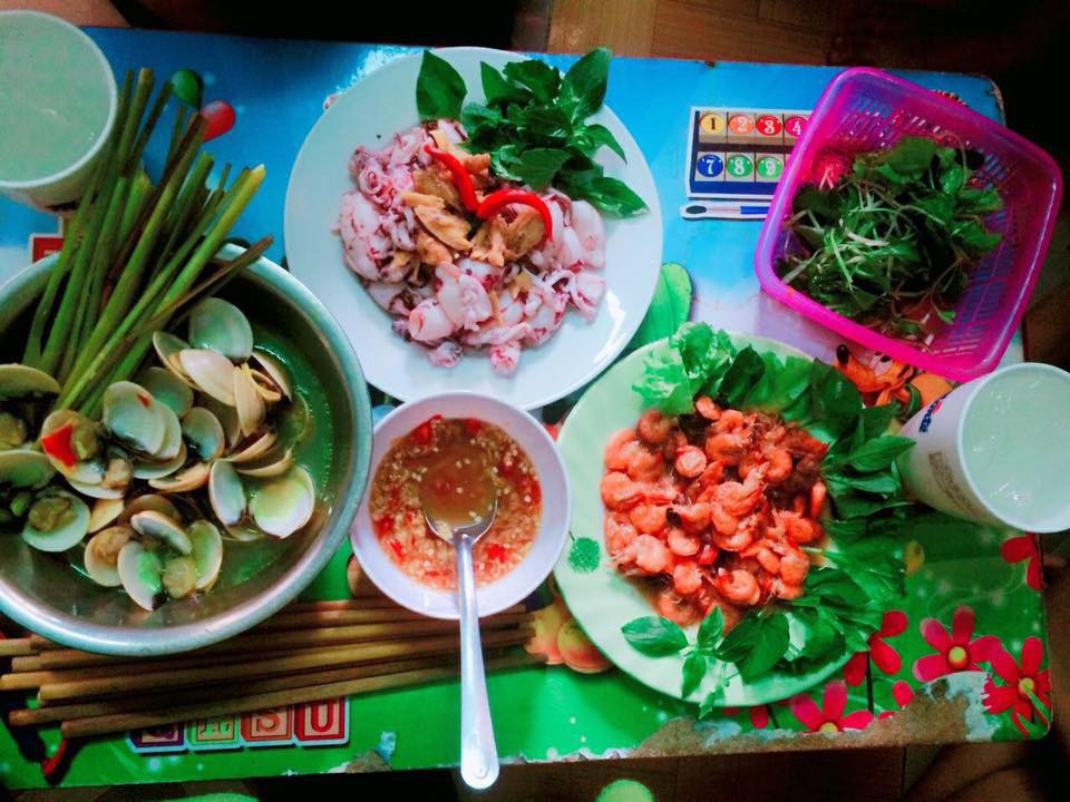 Khoe mâm cơm 30k đầy ắp mực tôm, hội chị em nghi ngờ chém gió, cô gái giải thích xong ai cũng bảo số hưởng - Ảnh 2. Khoe mâm cơm 30k đầy ắp mực tôm, hội chị em nghi ngờ chém gió, cô gái giải thích xong ai cũng bảo số hưởng - Ảnh 2.