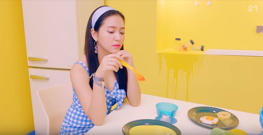 Fan sốc nặng khi phát hiện những tình tiết siêu kinh dị ẩn giấu trong MV mới của Red Velvet - Ảnh 3. Fan sốc nặng khi phát hiện những tình tiết siêu kinh dị ẩn giấu trong MV mới của Red Velvet - Ảnh 3.