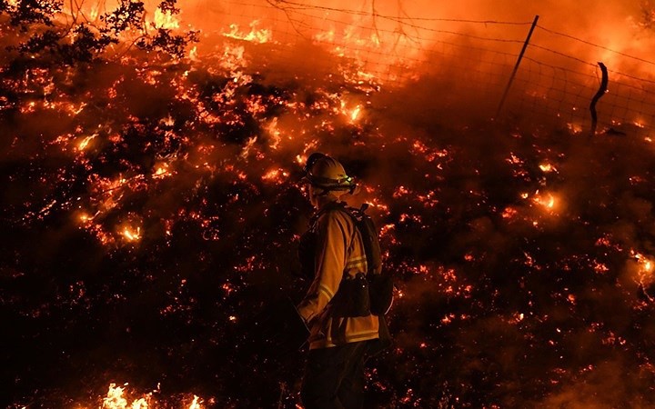 Cháy rừng nhấn chìm nhiều khu vực ở California (Mỹ) trong biển lửa - Ảnh 11. Cháy rừng nhấn chìm nhiều khu vực ở California (Mỹ) trong biển lửa - Ảnh 11.