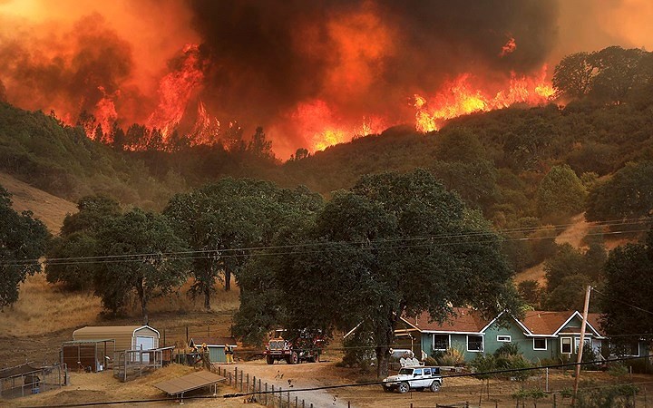 Cháy rừng nhấn chìm nhiều khu vực ở California (Mỹ) trong biển lửa - Ảnh 3. Cháy rừng nhấn chìm nhiều khu vực ở California (Mỹ) trong biển lửa - Ảnh 3.