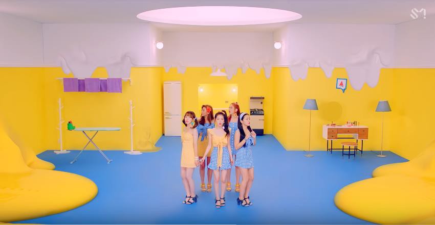 Fan sốc nặng khi phát hiện những tình tiết siêu kinh dị ẩn giấu trong MV mới của Red Velvet - Ảnh 5. Fan sốc nặng khi phát hiện những tình tiết siêu kinh dị ẩn giấu trong MV mới của Red Velvet - Ảnh 5.