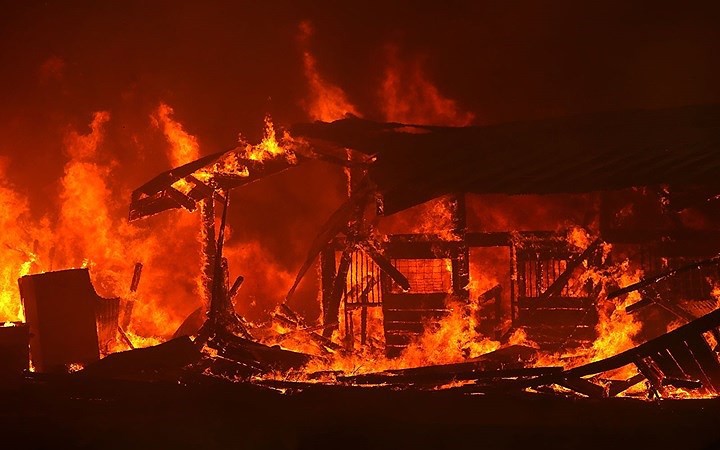 Cháy rừng nhấn chìm nhiều khu vực ở California (Mỹ) trong biển lửa - Ảnh 4. Cháy rừng nhấn chìm nhiều khu vực ở California (Mỹ) trong biển lửa - Ảnh 4.