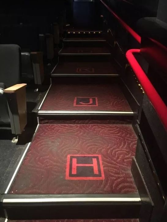 1001 kiểu thốn m&agrave; kh&aacute;n giả từng phải trải qua tại rạp chiếu phim - Ảnh 4.