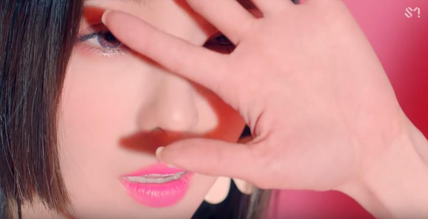 Fan sốc nặng khi phát hiện những tình tiết siêu kinh dị ẩn giấu trong MV mới của Red Velvet - Ảnh 6. Fan sốc nặng khi phát hiện những tình tiết siêu kinh dị ẩn giấu trong MV mới của Red Velvet - Ảnh 6.