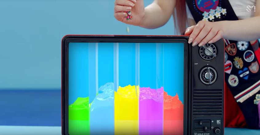 Fan sốc nặng khi phát hiện những tình tiết siêu kinh dị ẩn giấu trong MV mới của Red Velvet - Ảnh 7. Fan sốc nặng khi phát hiện những tình tiết siêu kinh dị ẩn giấu trong MV mới của Red Velvet - Ảnh 7.