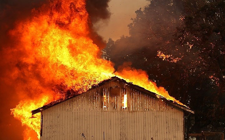 Cháy rừng nhấn chìm nhiều khu vực ở California (Mỹ) trong biển lửa - Ảnh 6. Cháy rừng nhấn chìm nhiều khu vực ở California (Mỹ) trong biển lửa - Ảnh 6.