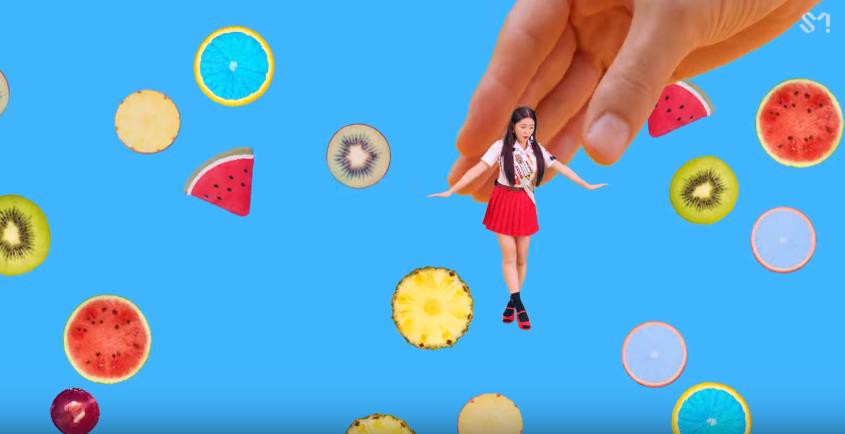 Fan sốc nặng khi phát hiện những tình tiết siêu kinh dị ẩn giấu trong MV mới của Red Velvet - Ảnh 8. Fan sốc nặng khi phát hiện những tình tiết siêu kinh dị ẩn giấu trong MV mới của Red Velvet - Ảnh 8.