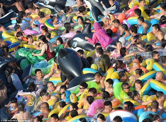 Trung Quốc: C&ocirc;ng vi&ecirc;n nước qu&aacute; tải do nắng n&oacute;ng - Ảnh 8.