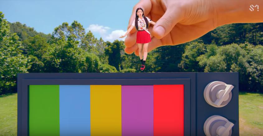 Fan sốc nặng khi phát hiện những tình tiết siêu kinh dị ẩn giấu trong MV mới của Red Velvet - Ảnh 9. Fan sốc nặng khi phát hiện những tình tiết siêu kinh dị ẩn giấu trong MV mới của Red Velvet - Ảnh 9.