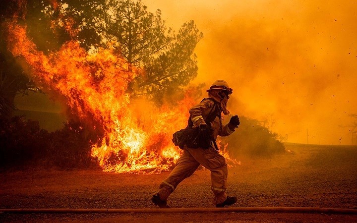 Cháy rừng nhấn chìm nhiều khu vực ở California (Mỹ) trong biển lửa - Ảnh 8. Cháy rừng nhấn chìm nhiều khu vực ở California (Mỹ) trong biển lửa - Ảnh 8.