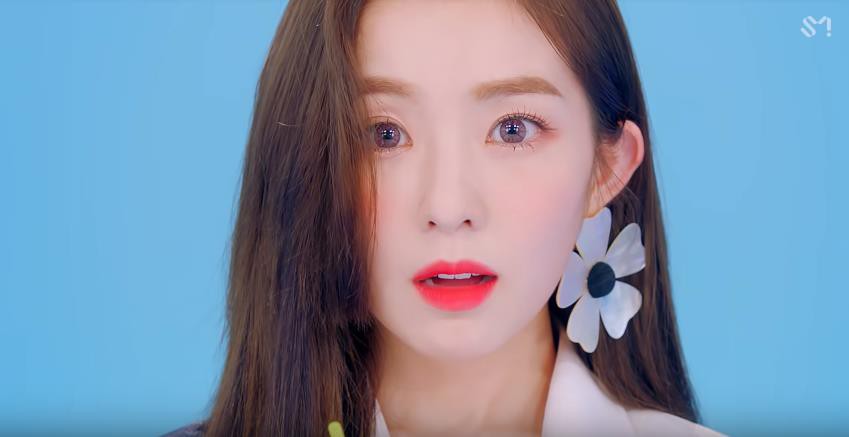 Fan sốc nặng khi phát hiện những tình tiết siêu kinh dị ẩn giấu trong MV mới của Red Velvet - Ảnh 10. Fan sốc nặng khi phát hiện những tình tiết siêu kinh dị ẩn giấu trong MV mới của Red Velvet - Ảnh 10.