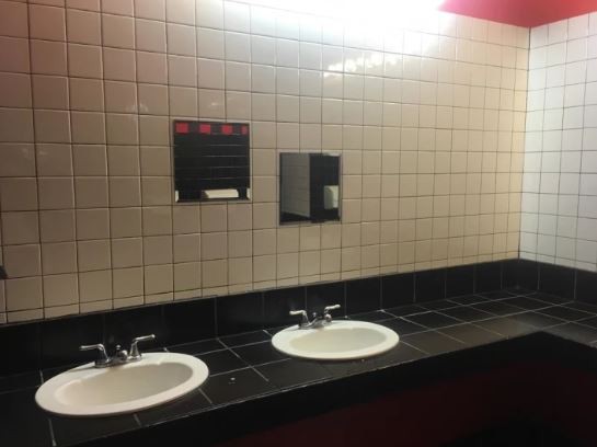 1001 kiểu thốn m&agrave; kh&aacute;n giả từng phải trải qua tại rạp chiếu phim - Ảnh 9.