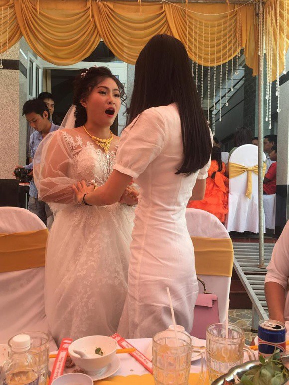 Cùng một mẫu đầm thanh lịch: Thủy Tiên diện để ăn cưới fan ruột trong khi Hà Tăng mặc đi vi vu du lịch - Ảnh 2.