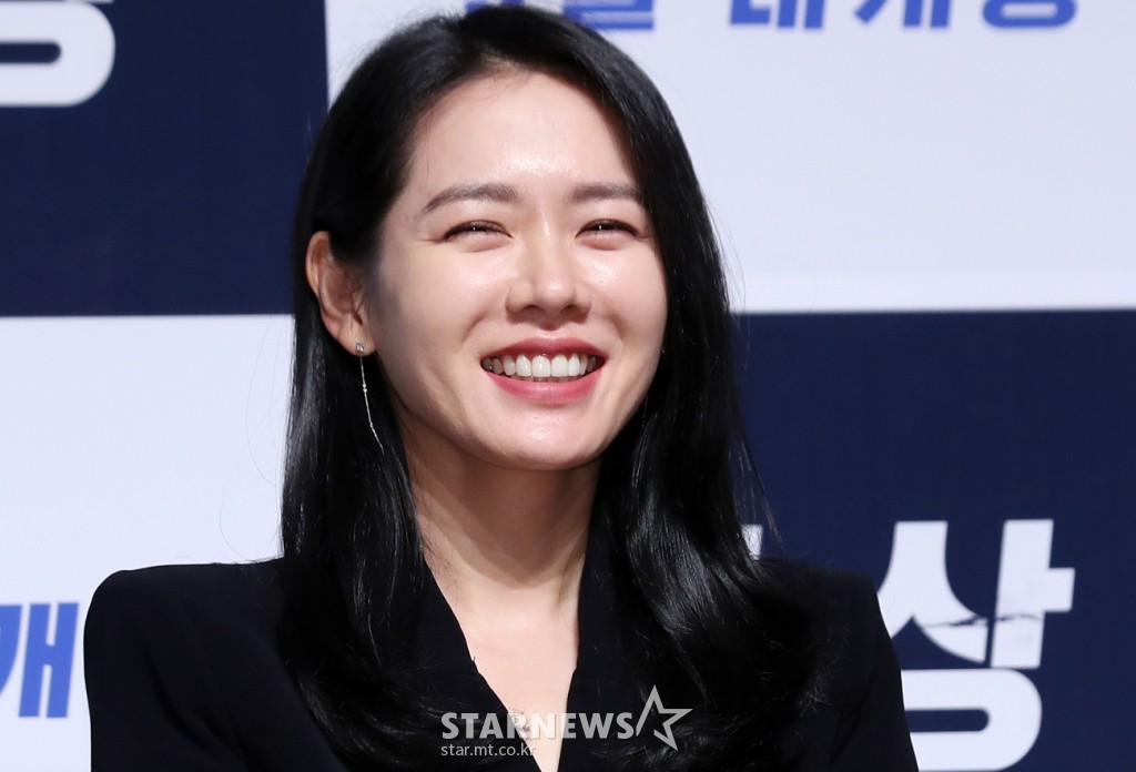 Tường thành Son Ye Jin và Hyun Bin quá đẹp, nhưng điều fan chú ý lại là dáng đứng đơ cứng của 2 người bên nhau - Ảnh 7. Tường thành Son Ye Jin và Hyun Bin quá đẹp, nhưng điều fan chú ý lại là dáng đứng đơ cứng của 2 người bên nhau - Ảnh 7.
