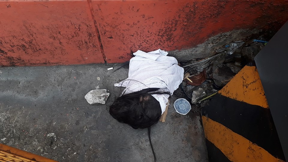 Philippines: Cả khu phố náo loạn vì vật lạ giống đầu người vứt trong khe tường - Ảnh 1. Philippines: Cả khu phố náo loạn vì vật lạ giống đầu người vứt trong khe tường - Ảnh 1.