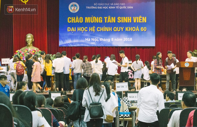 Nỗi lòng cha mẹ các tỉnh khăn gói đưa con đi nhập học: Sợ con mình không tránh được cám dỗ của thành phố - Ảnh 2.