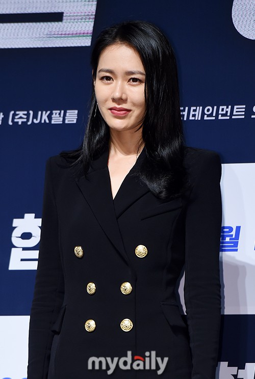 Son Ye Jin và Hyun Bin ở họp báo phim mới đứng đơ cứng khiến fan chú ý - Ảnh 6.