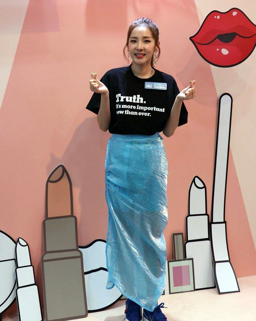 Ăn chơi không sợ mưa rơi, Dara mặc hẳn đầm làm từ áo mưa ni-lon đi dự event mới chịu - Ảnh 3.