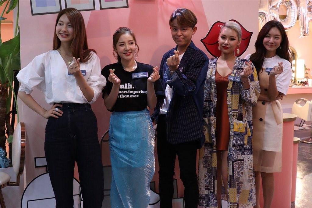 Ăn chơi không sợ mưa rơi, Dara mặc hẳn đầm làm từ áo mưa ni-lon đi dự event mới chịu - Ảnh 6.