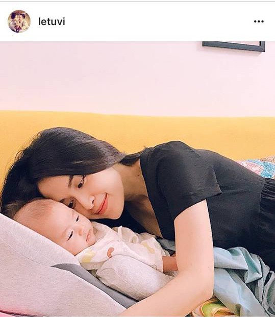 Hơn 4 tháng úp mở, cuối cùng Tú Vi cũng thoải mái công khai ảnh cận mặt con gái đầu lòng - Ảnh 2. Hơn 4 tháng úp mở, cuối cùng Tú Vi cũng thoải mái công khai ảnh cận mặt con gái đầu lòng - Ảnh 2.