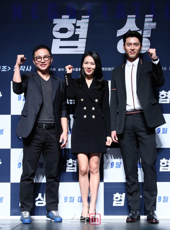 Tường thành Son Ye Jin và Hyun Bin quá đẹp, nhưng điều fan chú ý lại là dáng đứng đơ cứng của 2 người bên nhau - Ảnh 16. Tường thành Son Ye Jin và Hyun Bin quá đẹp, nhưng điều fan chú ý lại là dáng đứng đơ cứng của 2 người bên nhau - Ảnh 16.