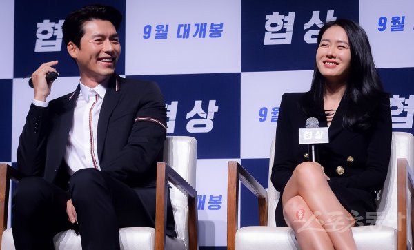 Son Ye Jin và Hyun Bin ở họp báo phim mới đứng đơ cứng khiến fan chú ý - Ảnh 18.