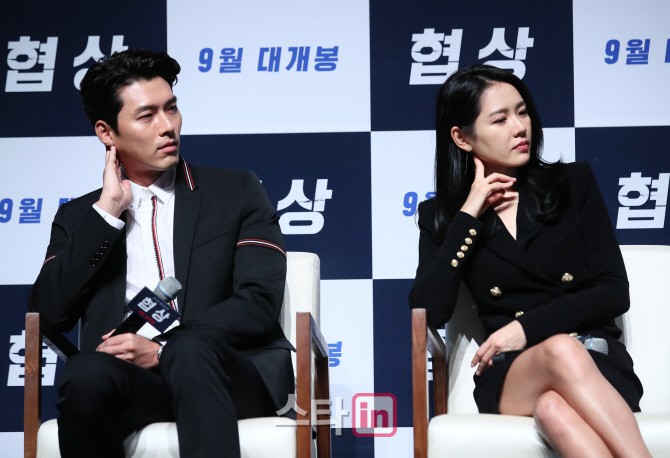 Tường thành Son Ye Jin và Hyun Bin quá đẹp, nhưng điều fan chú ý lại là dáng đứng đơ cứng của 2 người bên nhau - Ảnh 19. Tường thành Son Ye Jin và Hyun Bin quá đẹp, nhưng điều fan chú ý lại là dáng đứng đơ cứng của 2 người bên nhau - Ảnh 19.