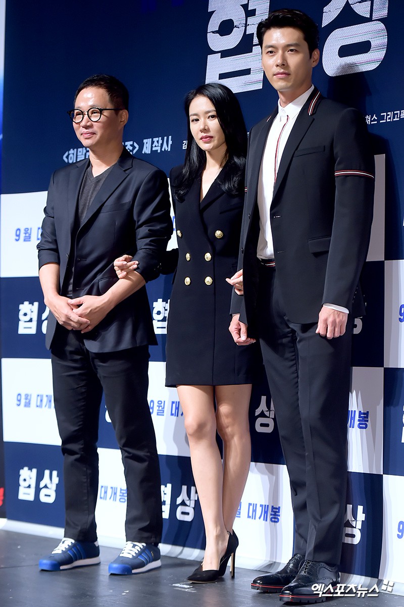 Tường thành Son Ye Jin và Hyun Bin quá đẹp, nhưng điều fan chú ý lại là dáng đứng đơ cứng của 2 người bên nhau - Ảnh 17. Tường thành Son Ye Jin và Hyun Bin quá đẹp, nhưng điều fan chú ý lại là dáng đứng đơ cứng của 2 người bên nhau - Ảnh 17.