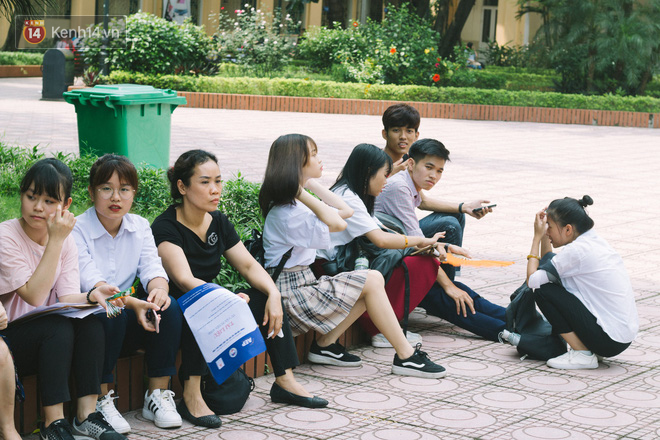 Nỗi lòng cha mẹ các tỉnh khăn gói đưa con đi nhập học: Sợ con mình không tránh được cám dỗ của thành phố - Ảnh 1.