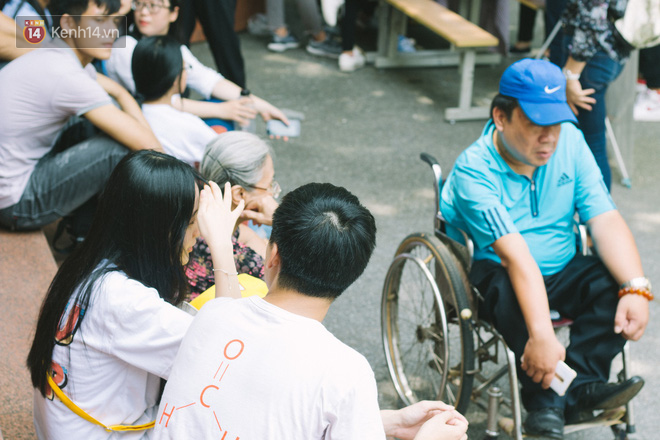 Nỗi lòng cha mẹ các tỉnh khăn gói đưa con đi nhập học: Sợ con mình không tránh được cám dỗ của thành phố - Ảnh 8.