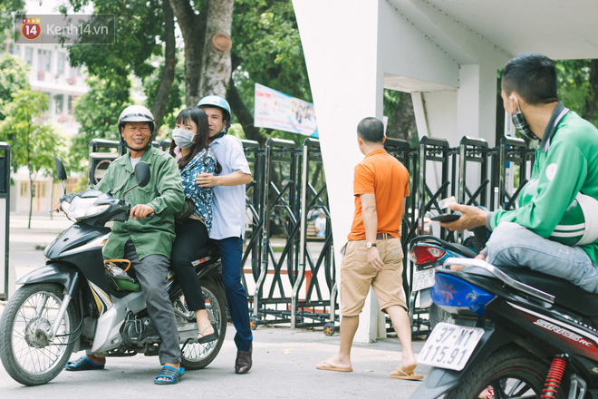 Nỗi lòng cha mẹ các tỉnh khăn gói đưa con đi nhập học: Sợ con mình không tránh được cám dỗ của thành phố - Ảnh 3.