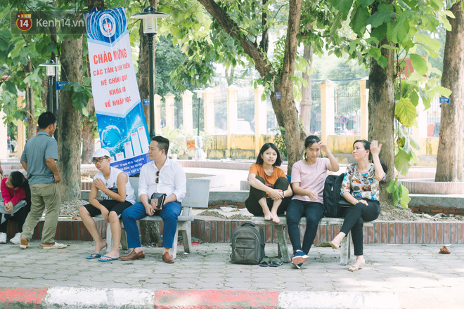 Nỗi lòng cha mẹ các tỉnh khăn gói đưa con đi nhập học: Sợ con mình không tránh được cám dỗ của thành phố - Ảnh 6.