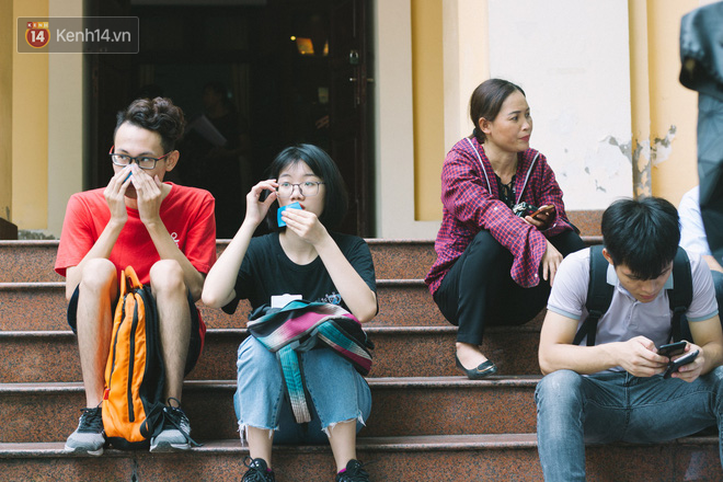 Nỗi lòng cha mẹ các tỉnh khăn gói đưa con đi nhập học: Sợ con mình không tránh được cám dỗ của thành phố - Ảnh 12.